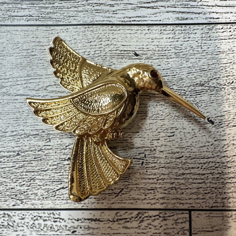 AVON Golden‎ Textured Hummingbird Pin Brooch Red Rhinestone Goldtone Vintage